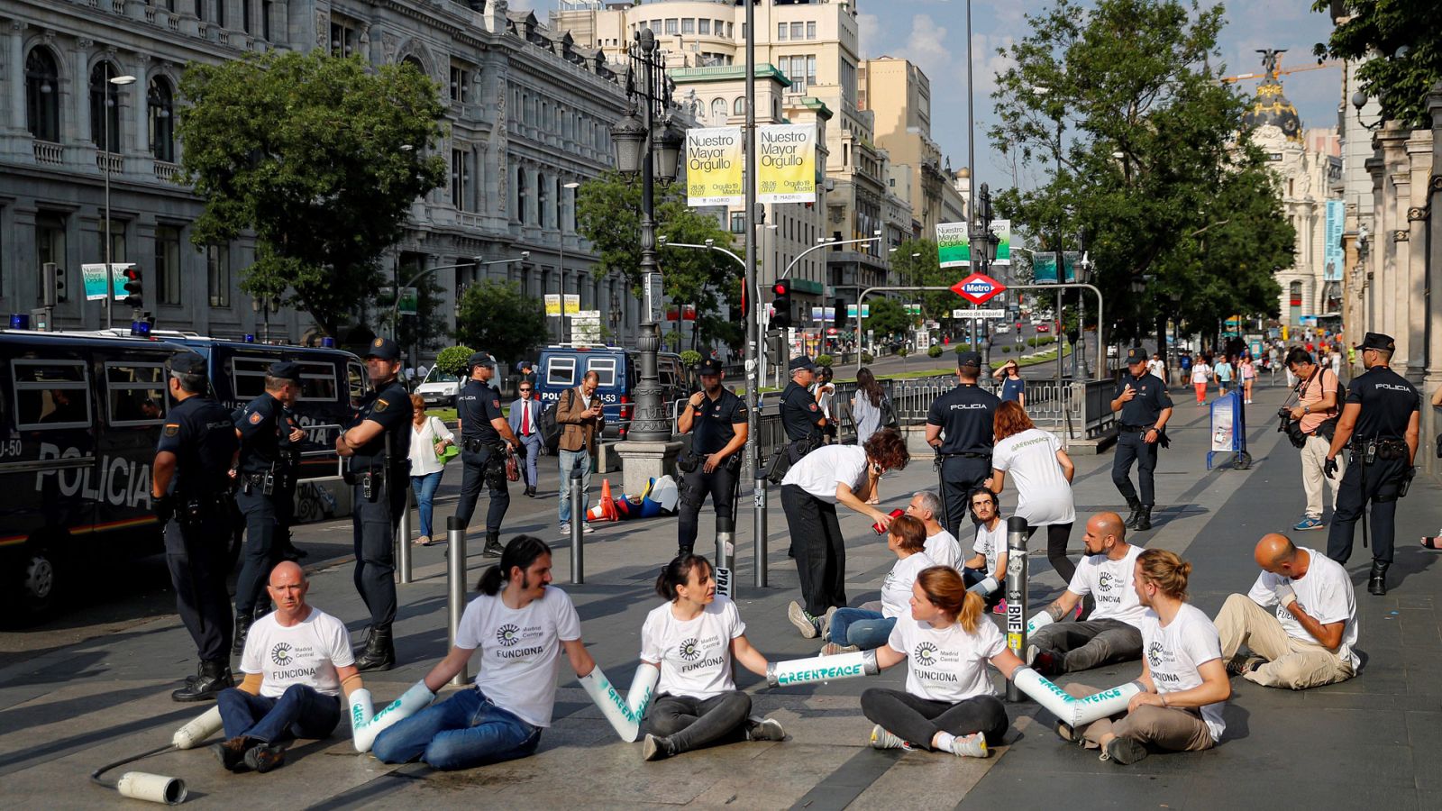 Un grupo de activistas de Greenpeace cortan el acceso de vehículos a Madrid Central  en el primer día sin multas