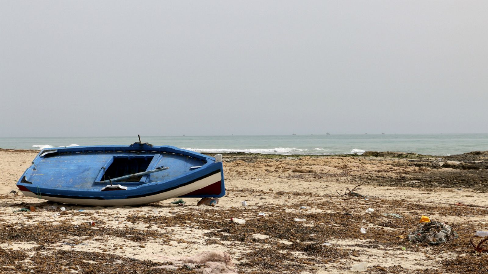 Fotografía de archivo de una embarcación en la playa de Zarzis (Túnez)