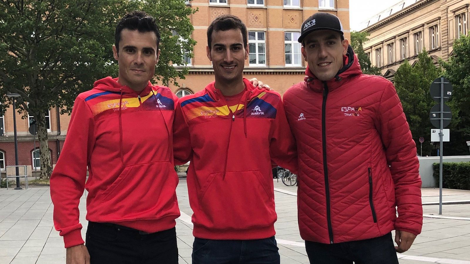 Javier Gómez Noya, Mario Mola y Fernando Alarza, rivales y amigos en Hamburgo.