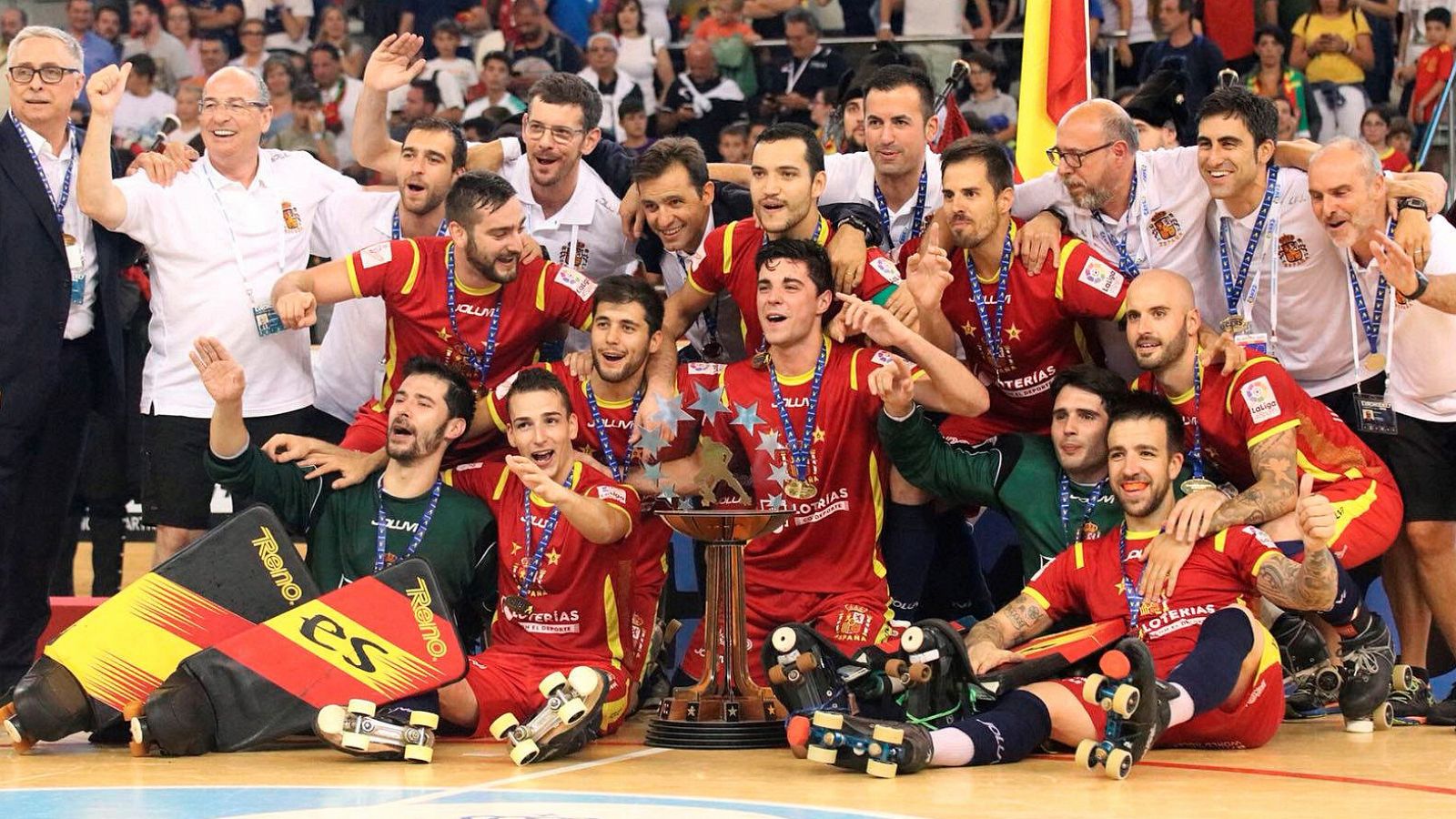 Imagen de la selección española masculina de hockey patines tras ganar los pasados Campeonatos de Europa.