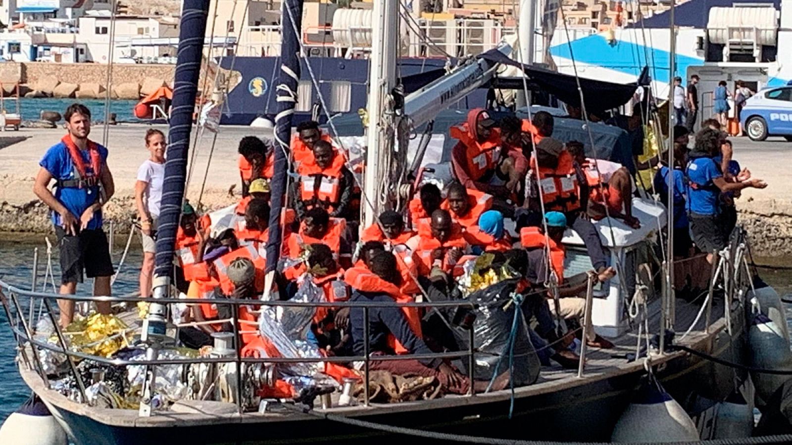 El barco de rescate de la ONG italiana Mediterranea con los 41 migrantes rescatados de Libia.