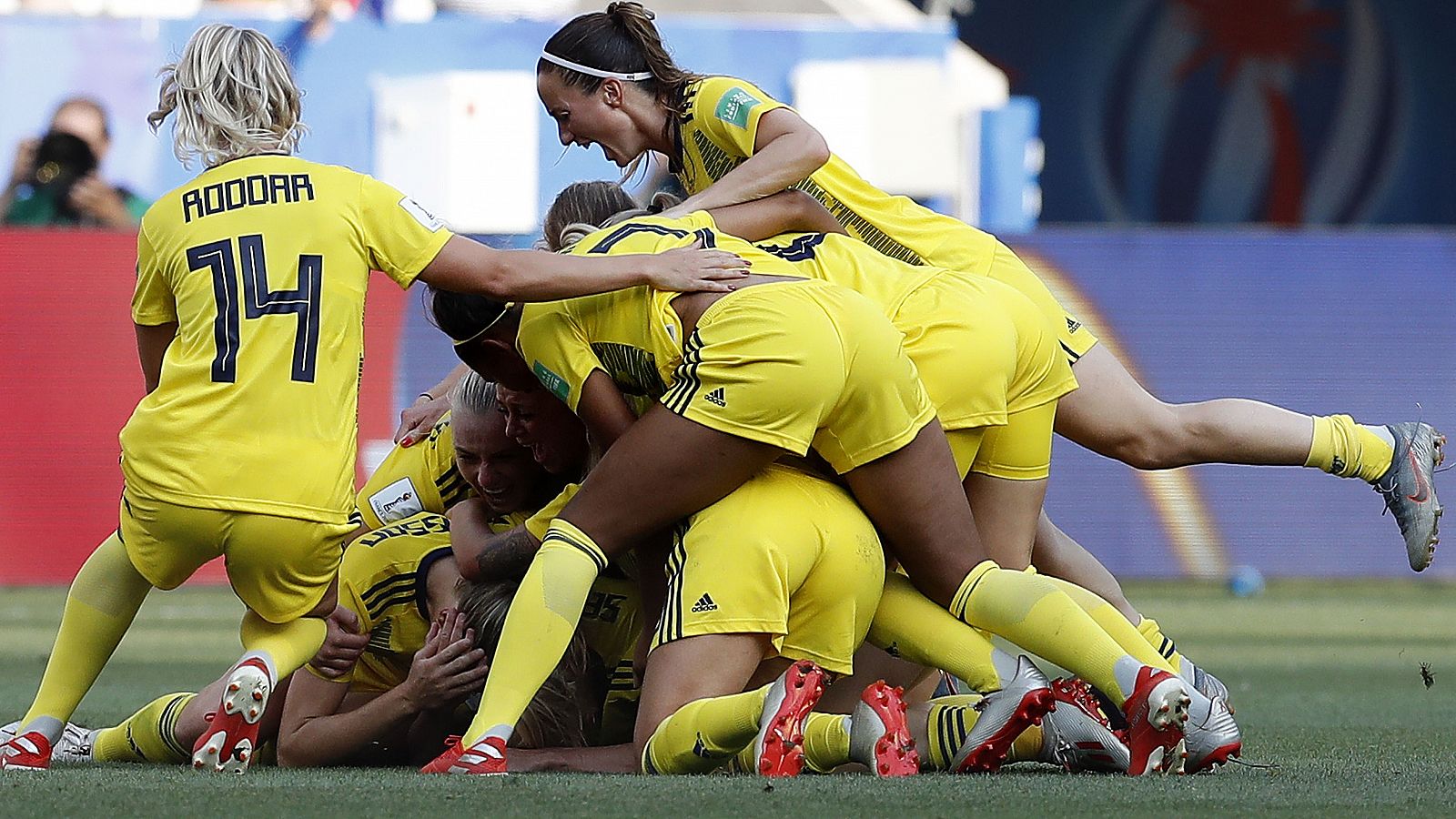 Las jugadoras de Suecia celebran la victoria en la final de consolación.