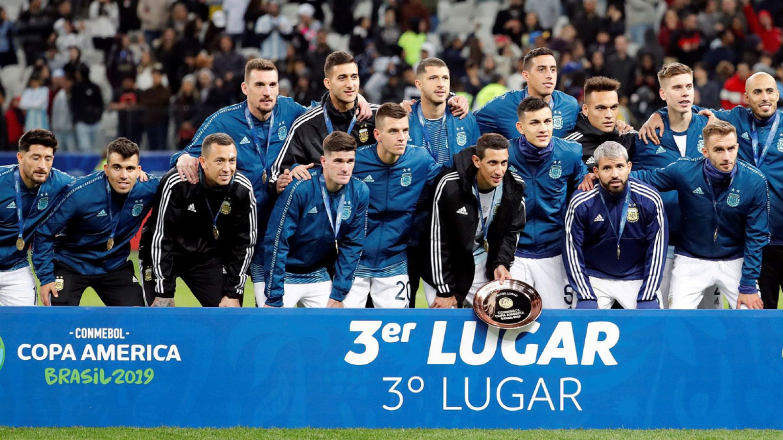 Jugadores de la selección de Argentina posando tras ganar la medalla de bronce de la Copa América de Fútbol 2019.