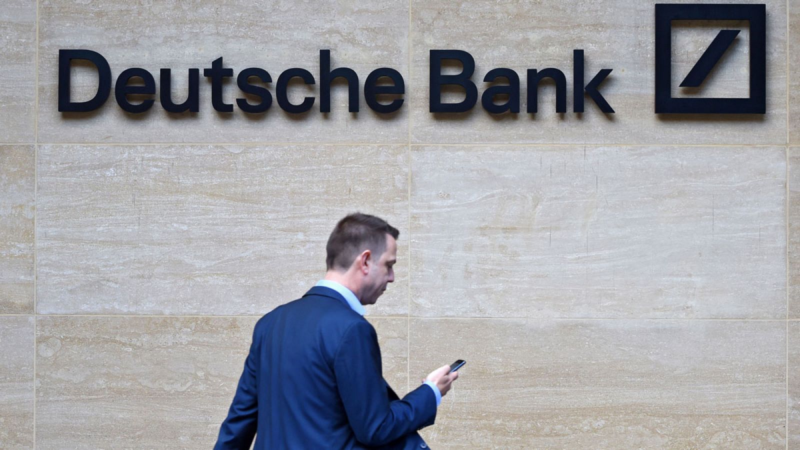 Un hombre pasa junto a la sede de Deutsche Bank en Londres