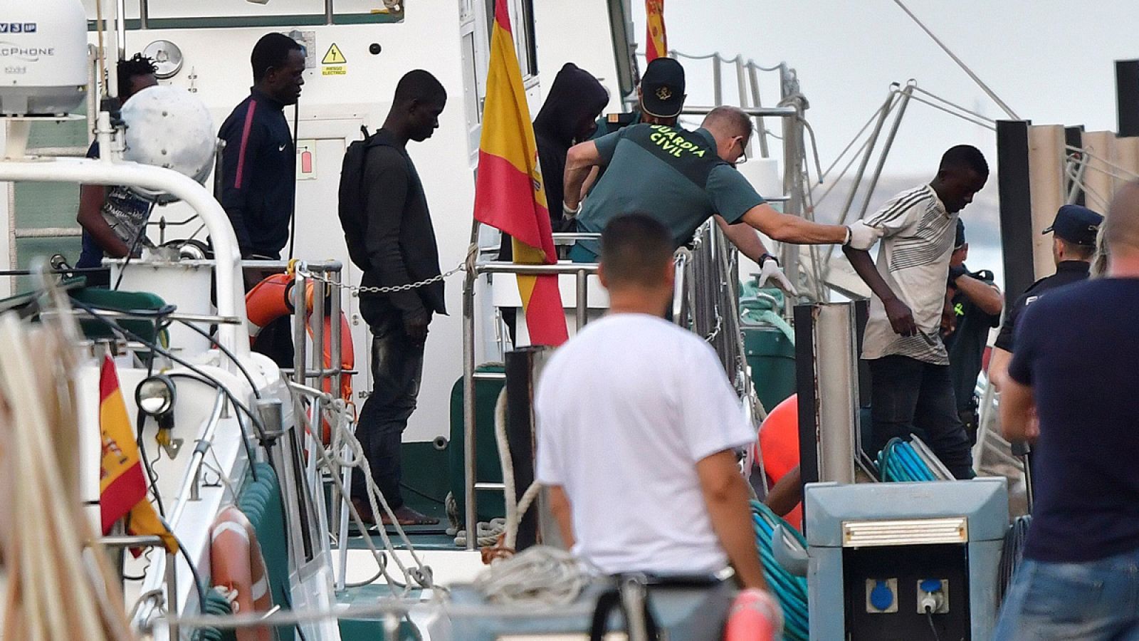 La embarcación de Salvamento Marítimo Salvamar Hamal llega al puerto de Almería con 57 inmigrantes de origen subsahariano