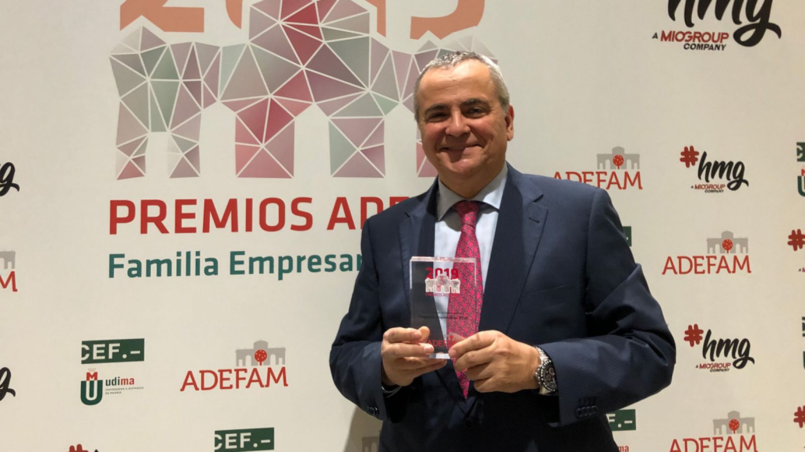Juanma Romero recoge el premio de ADEFAM por su apoyo a la empresa madrileña