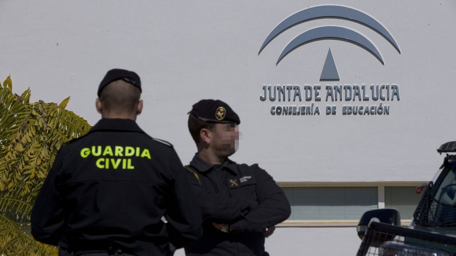 Imagen de archivo en la que agentes del cuerpo de la Guardia Civil controlan el acceso al Centro Andaluz de Formación Integral de las Industrias del Ocio (CIOMIJAS), en la Cala de Mijas (Málaga).