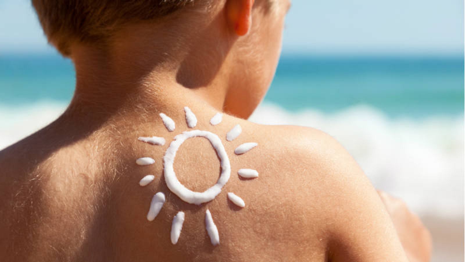  Un niño utiliza crema solar para protegerse de los rayos del sol