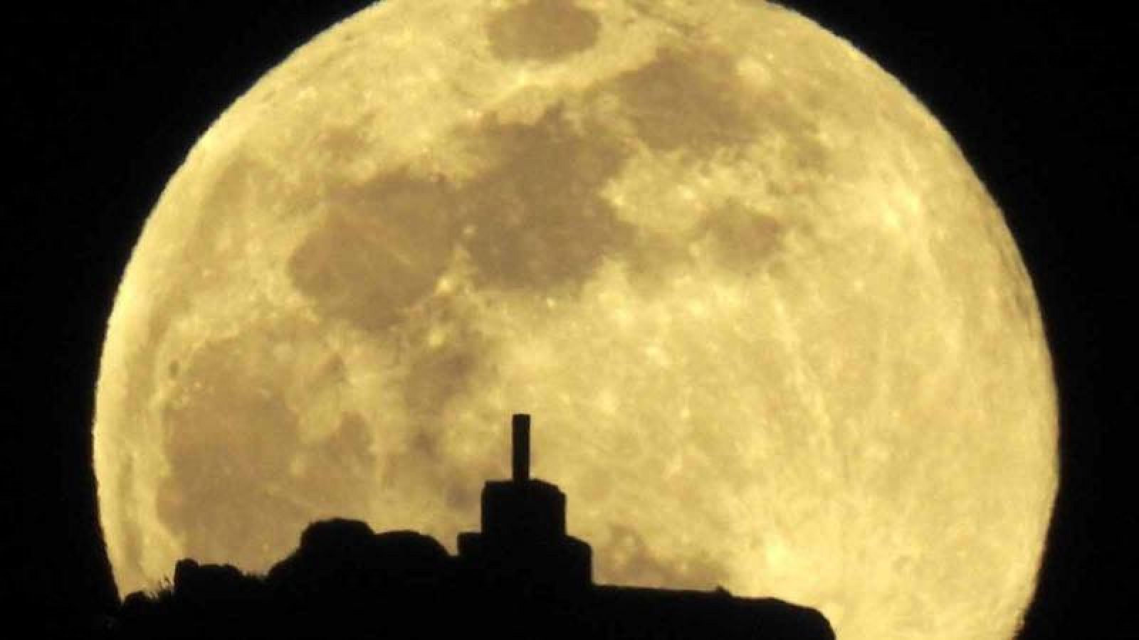 La Luna llena sobre el monte Pico Sacro, a las afueras de Santiago de Compostela