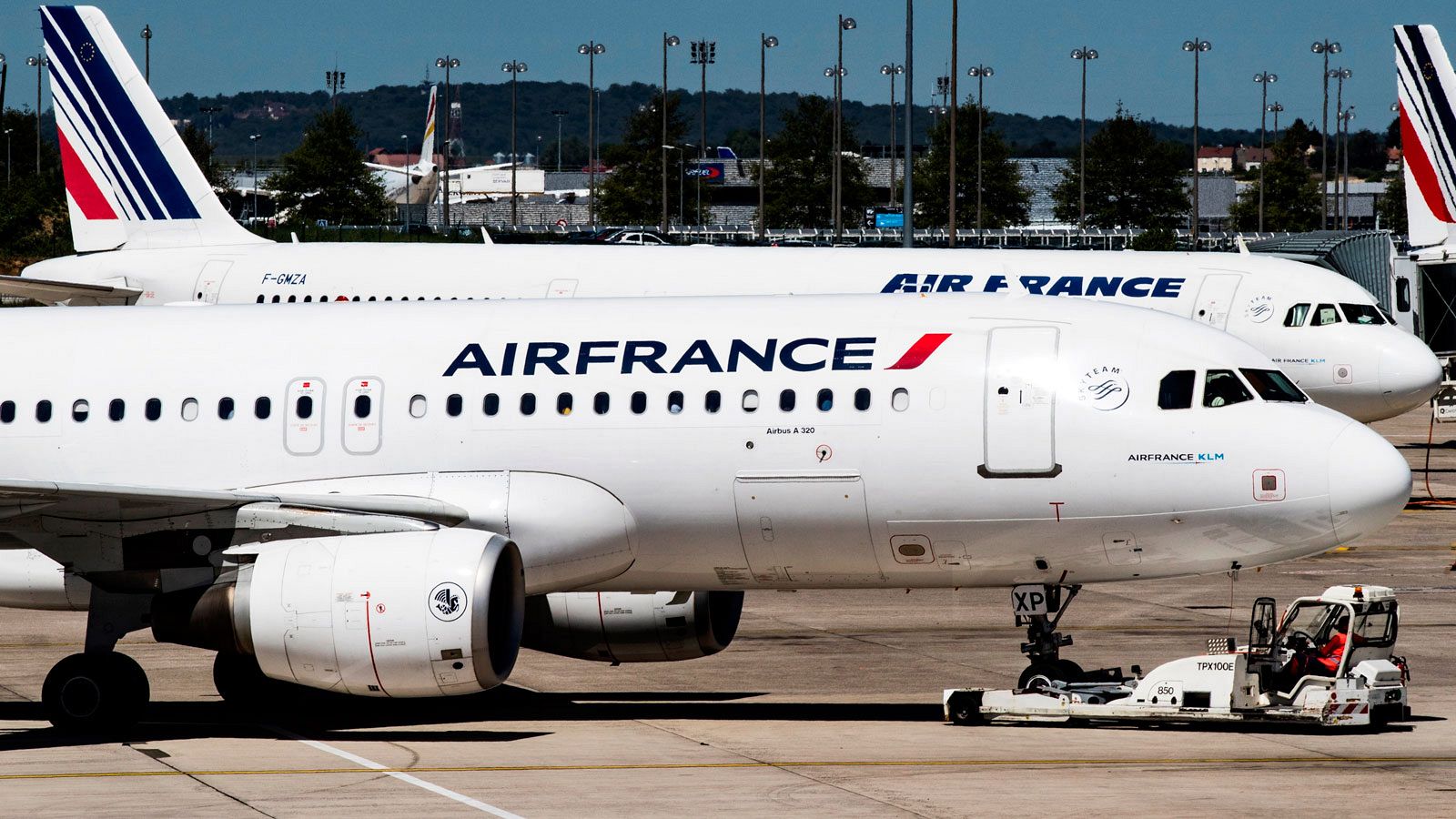 Aviones de la aerolínea Air France aparcan en una de las terminales en el Aeropuerto Charles de Gaulle en París, Francia