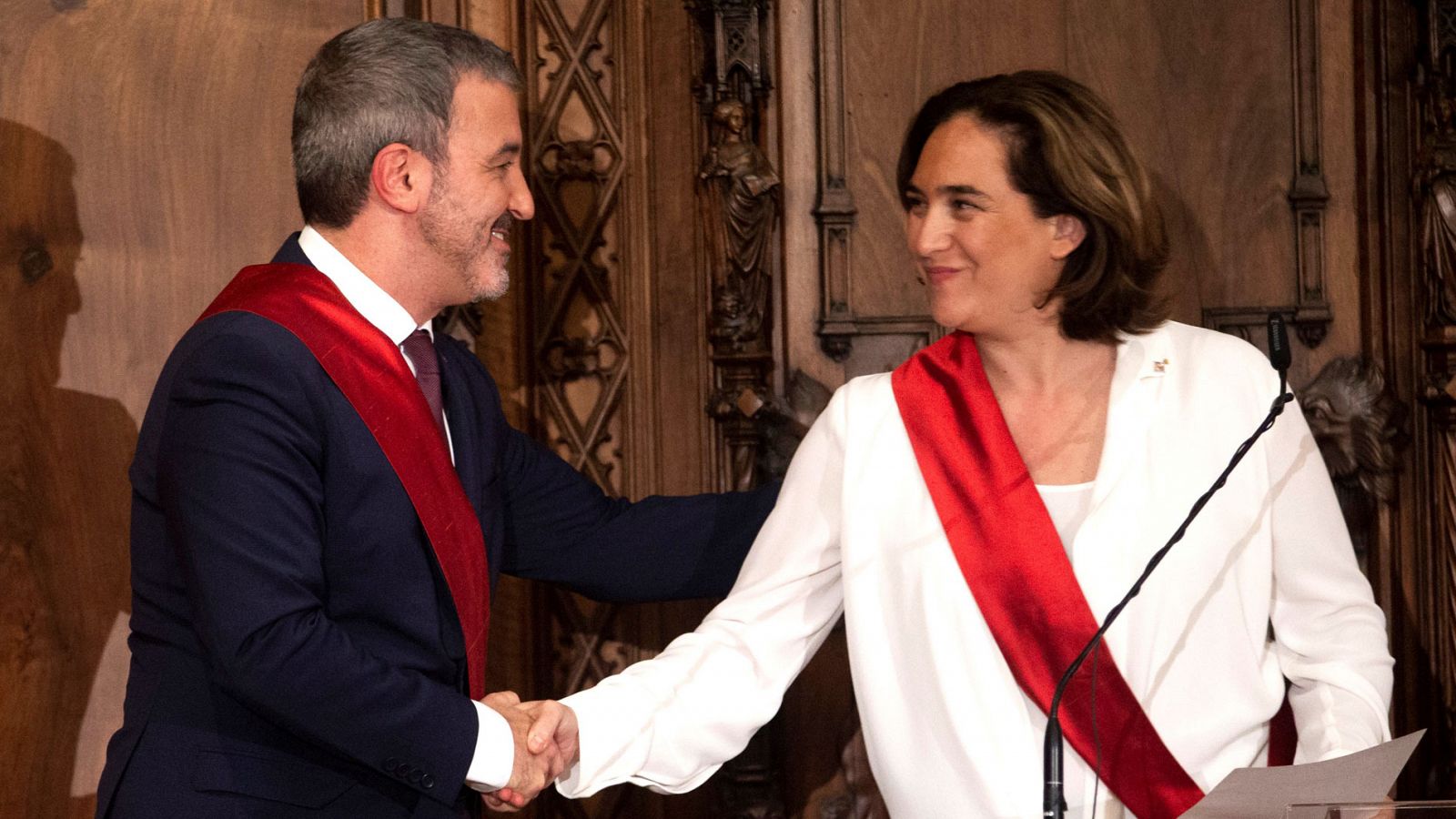 El candidato a la alcaldía de Barcelona por el PSC Jaume Collboni saluda a la alcaldesa de Barcelona Ada Colau