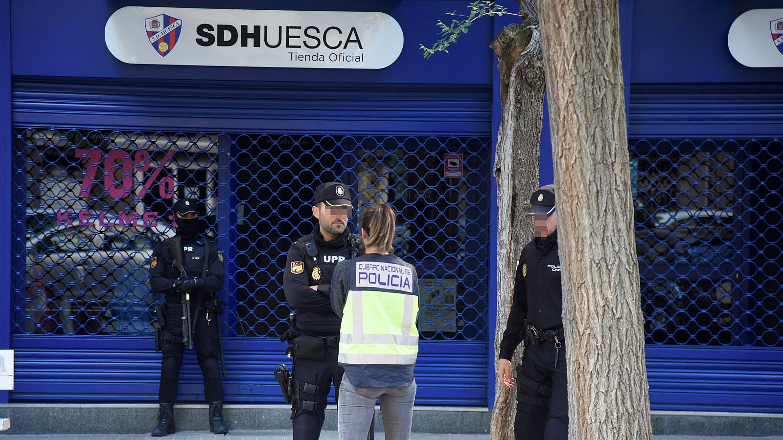 Agentes de la Policía Nacional registran la sede del Huesca el pasado 28 de mayo.