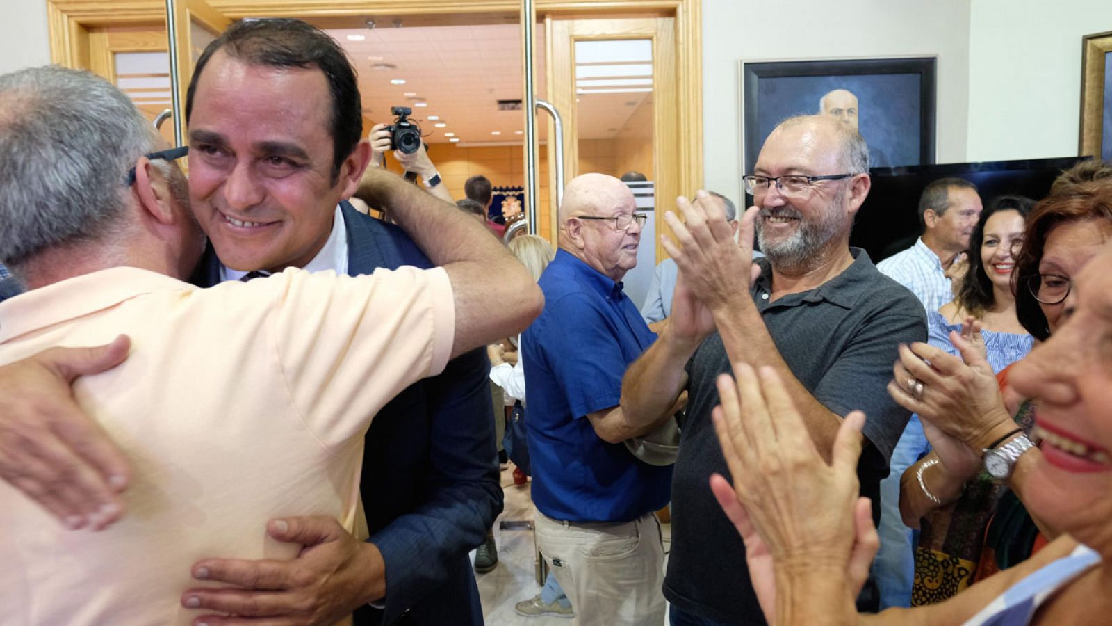 Blas Acosta celebra su victoria en la moción de censura en Fuerteventura