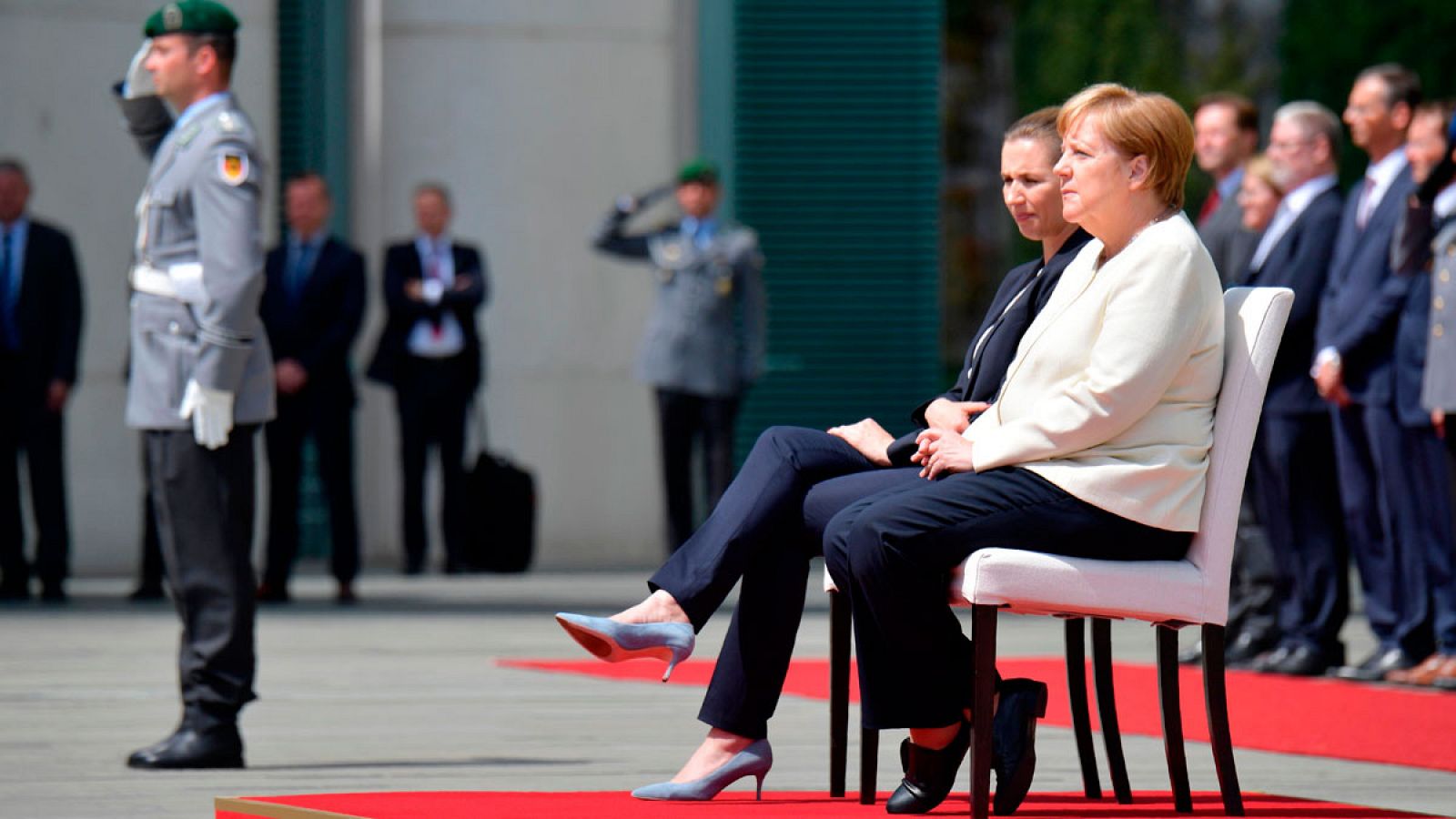 Angela Merkel escucha el himno sentada tras varios episodios de temblores