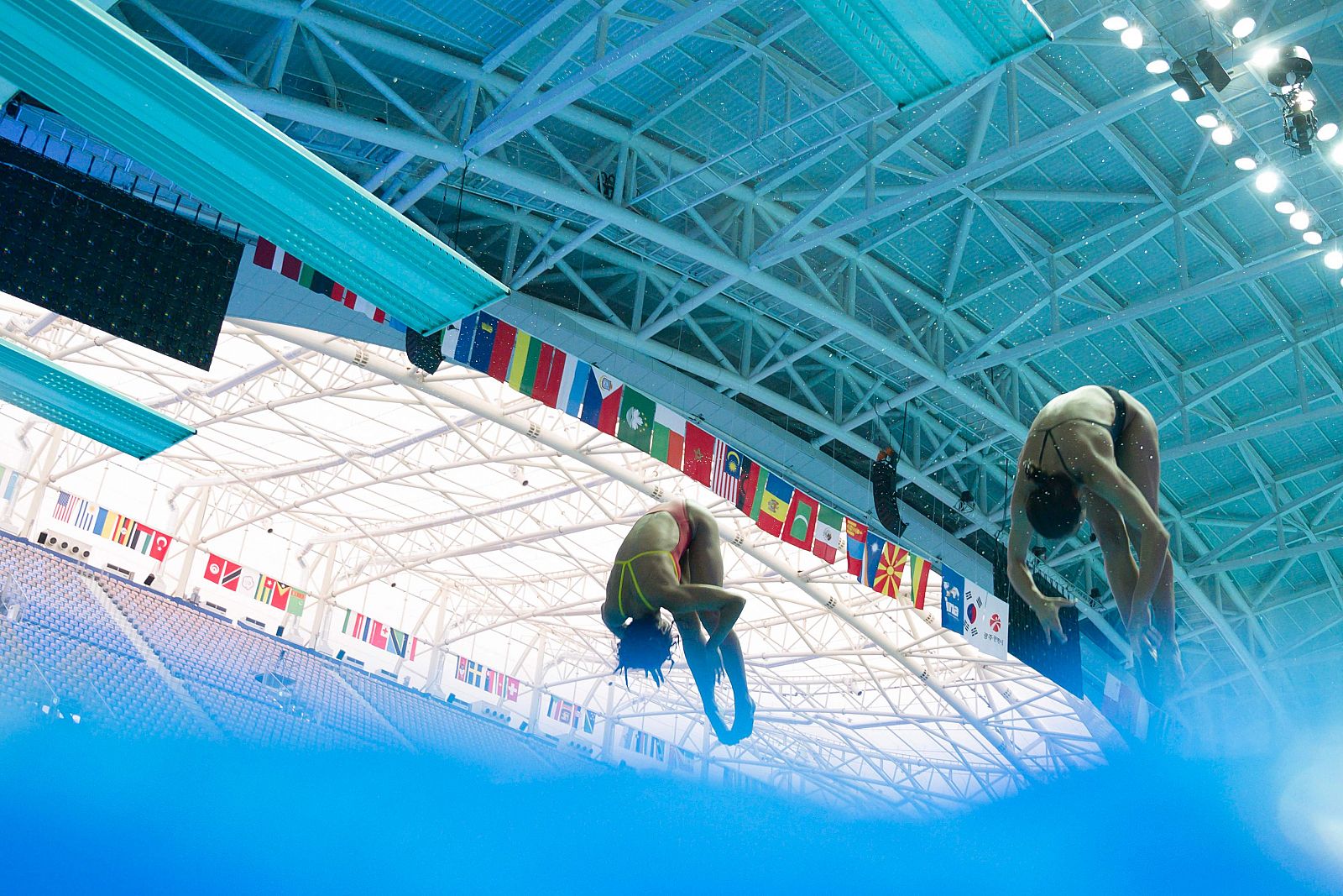 Dos saltadores entrenan saltos sincronizados en Gwangju