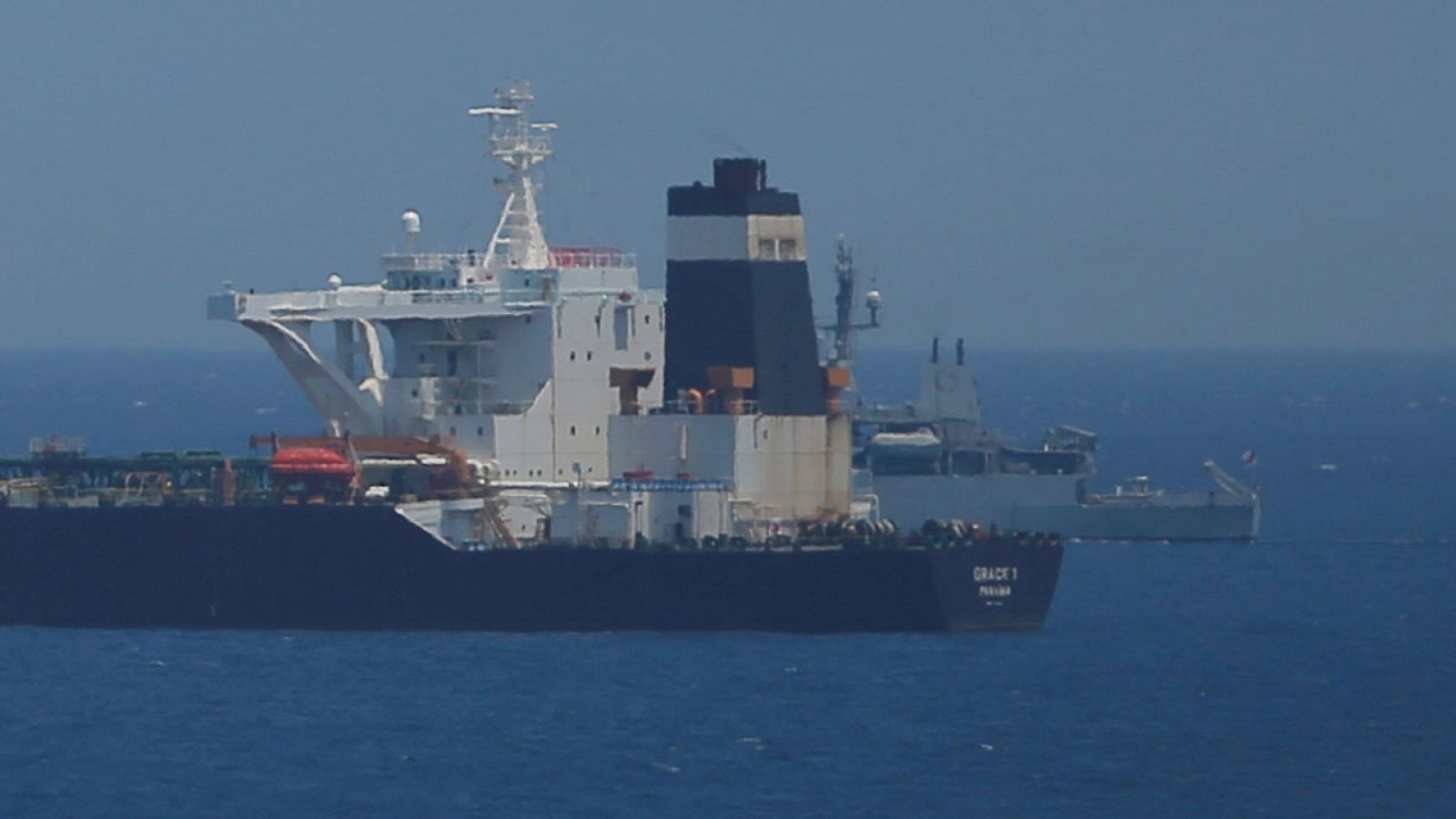 La Marina británica escolta al superpetrolero iraní 'Grace 1' en la costa de Gibraltar