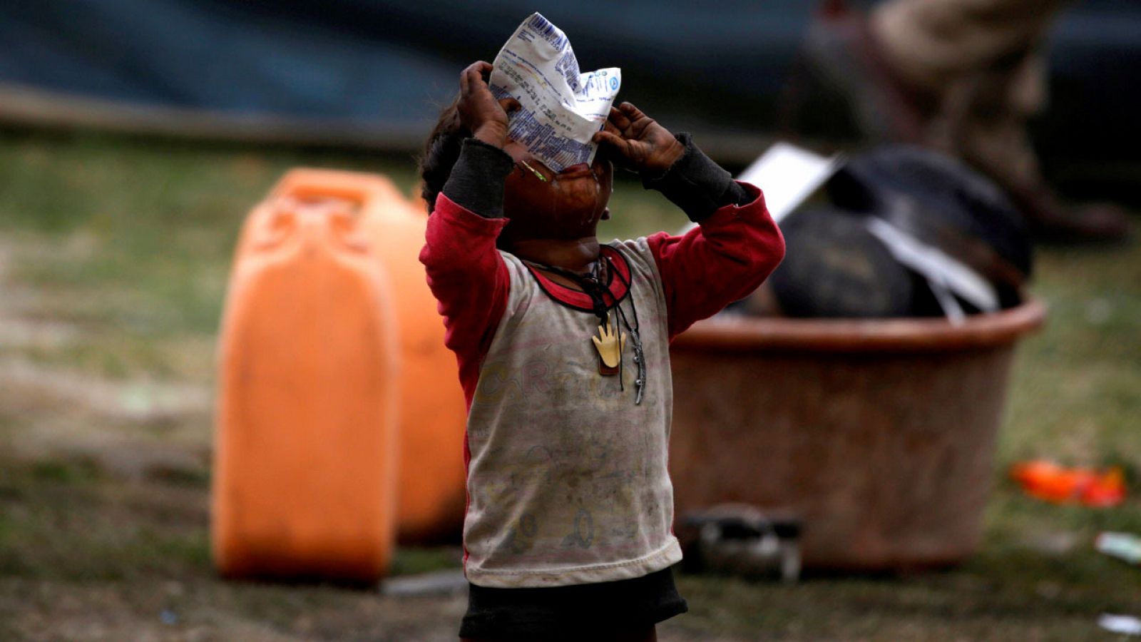 Un niño se alimenta en un campamento en Cachemira (India)