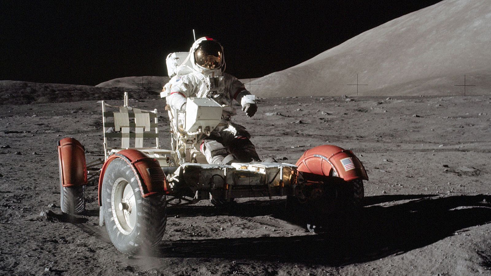 El astronauta Eugene Cerman conduce el vehículo lunar durante la misión Apolo 17.