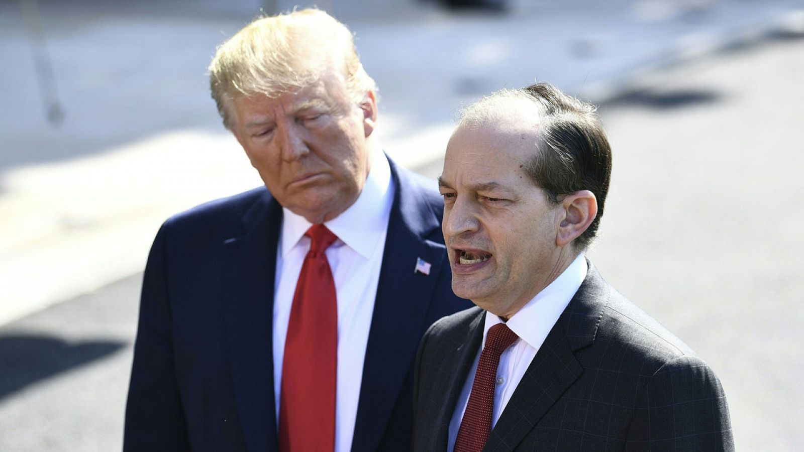 El secretario de Trabajo de EE.UU., Alex Acosta, anuncia su dimisión junto a Donald Trump