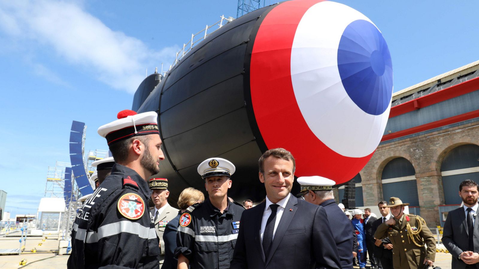 Macron con la tripulación del submarino nuclear Suffren en Cherburgo
