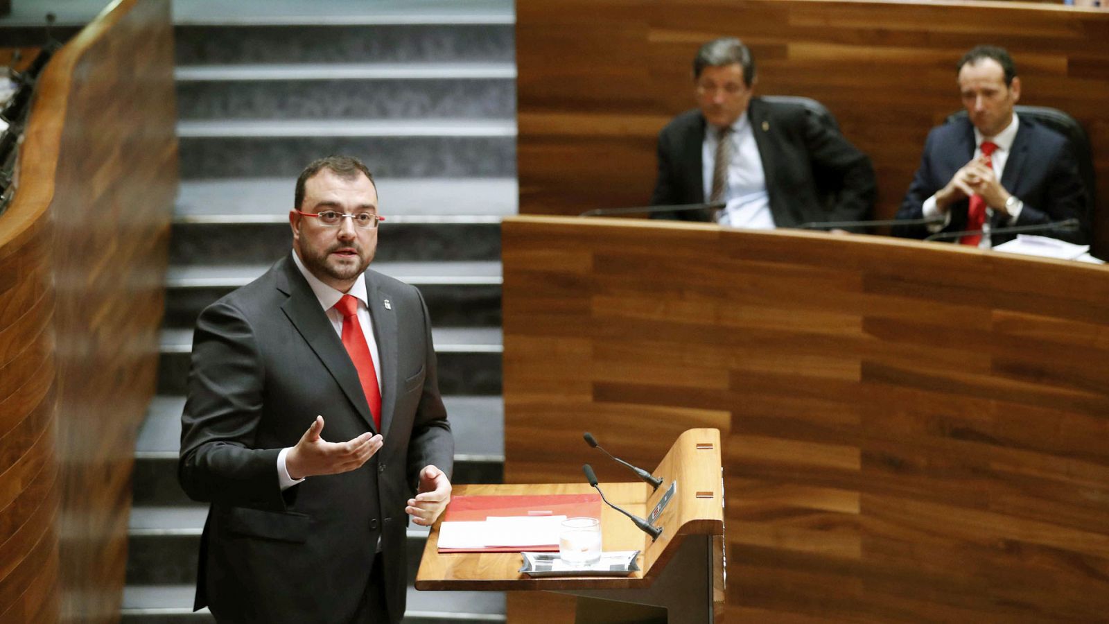 El candidato socialista a la Presidencia del Principado Adrián Barbón durante su intervención en el parlamento asturiano