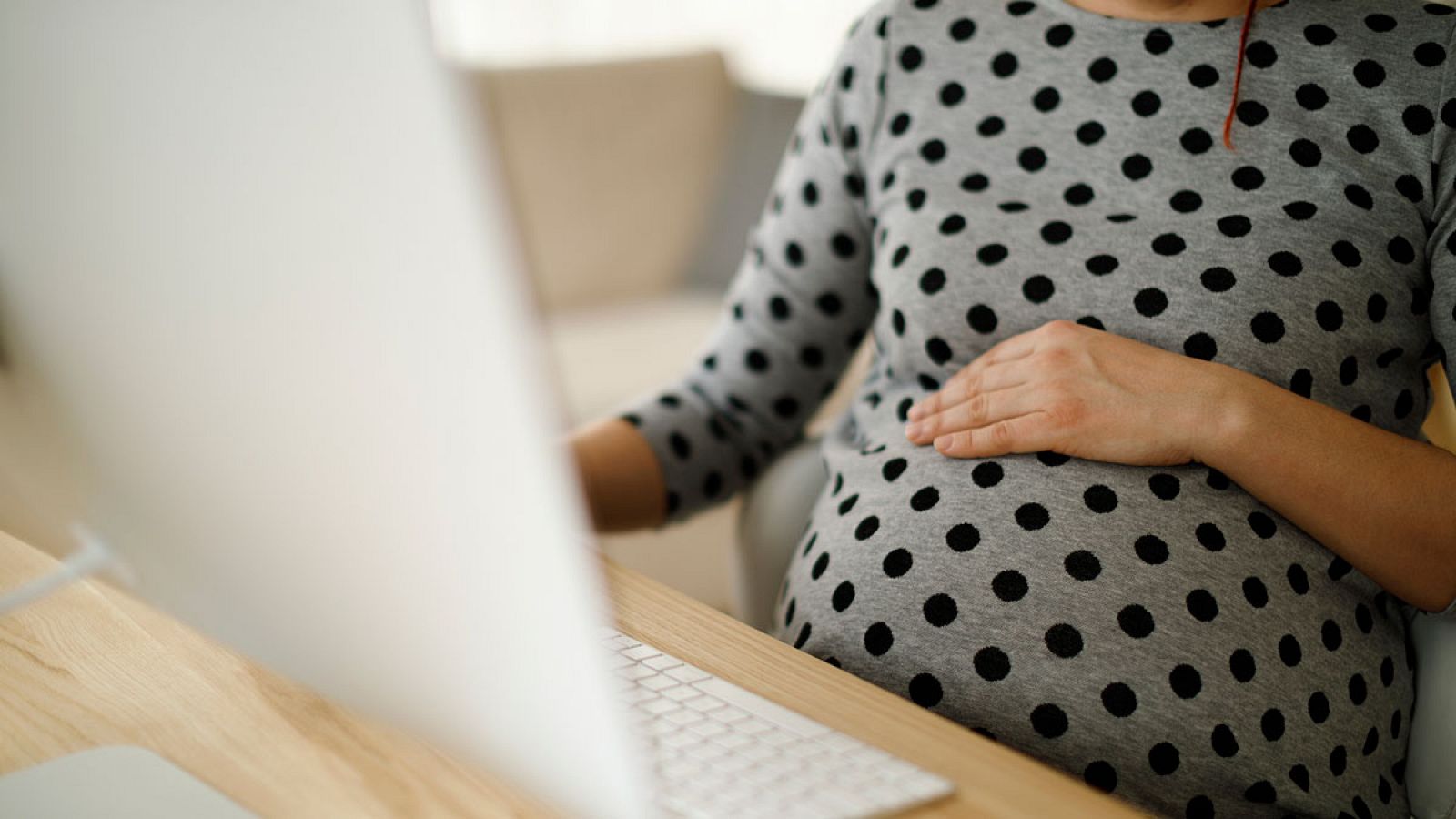 Las mujeres con hijos cobran menos que las que no tienen, según un estudio