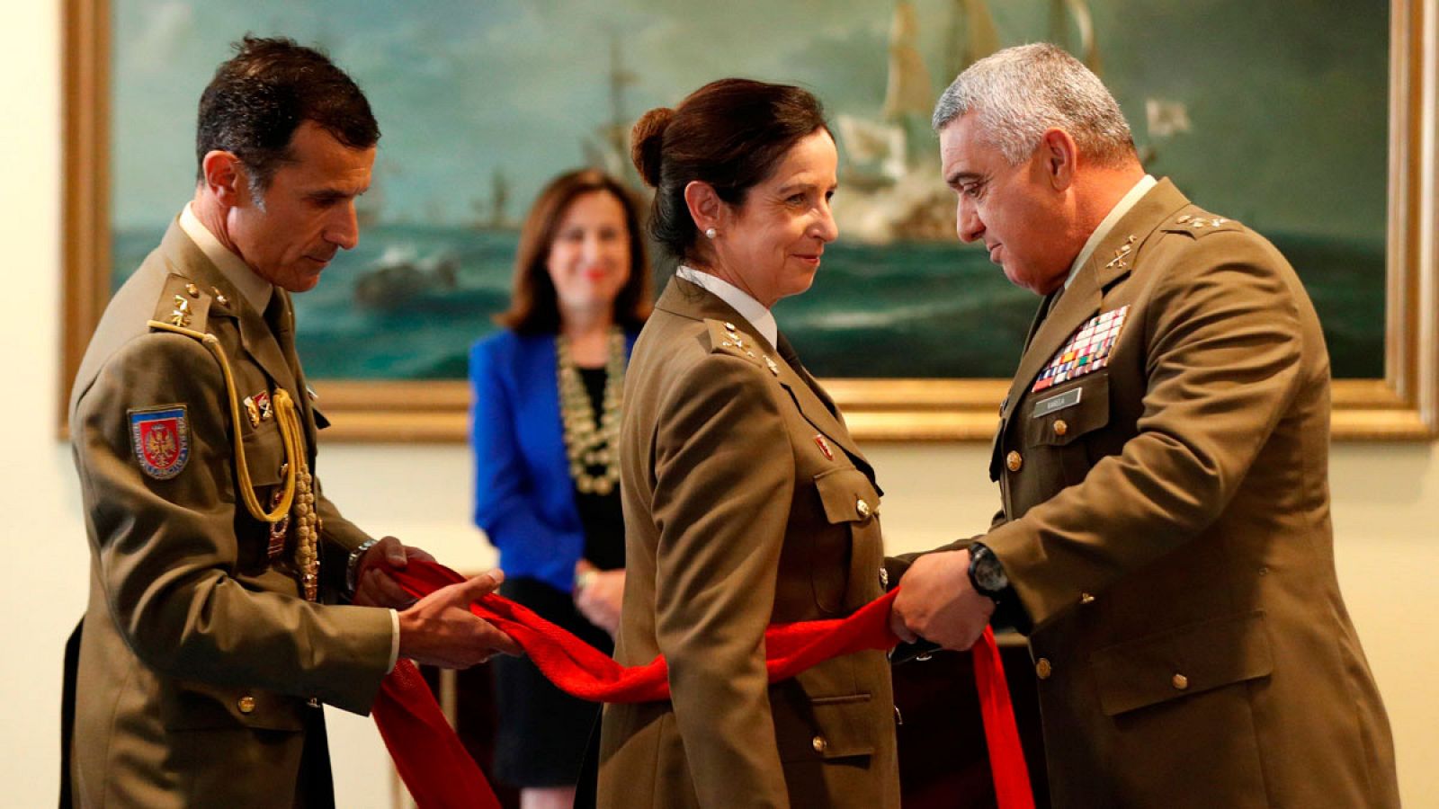 El jefe de Estado Mayor del Ejército, el general Francisco Javier Varela, (d), impone a Patricia Ortega el fajín que la reconoce como nueva general del Ejército de Tierra. 