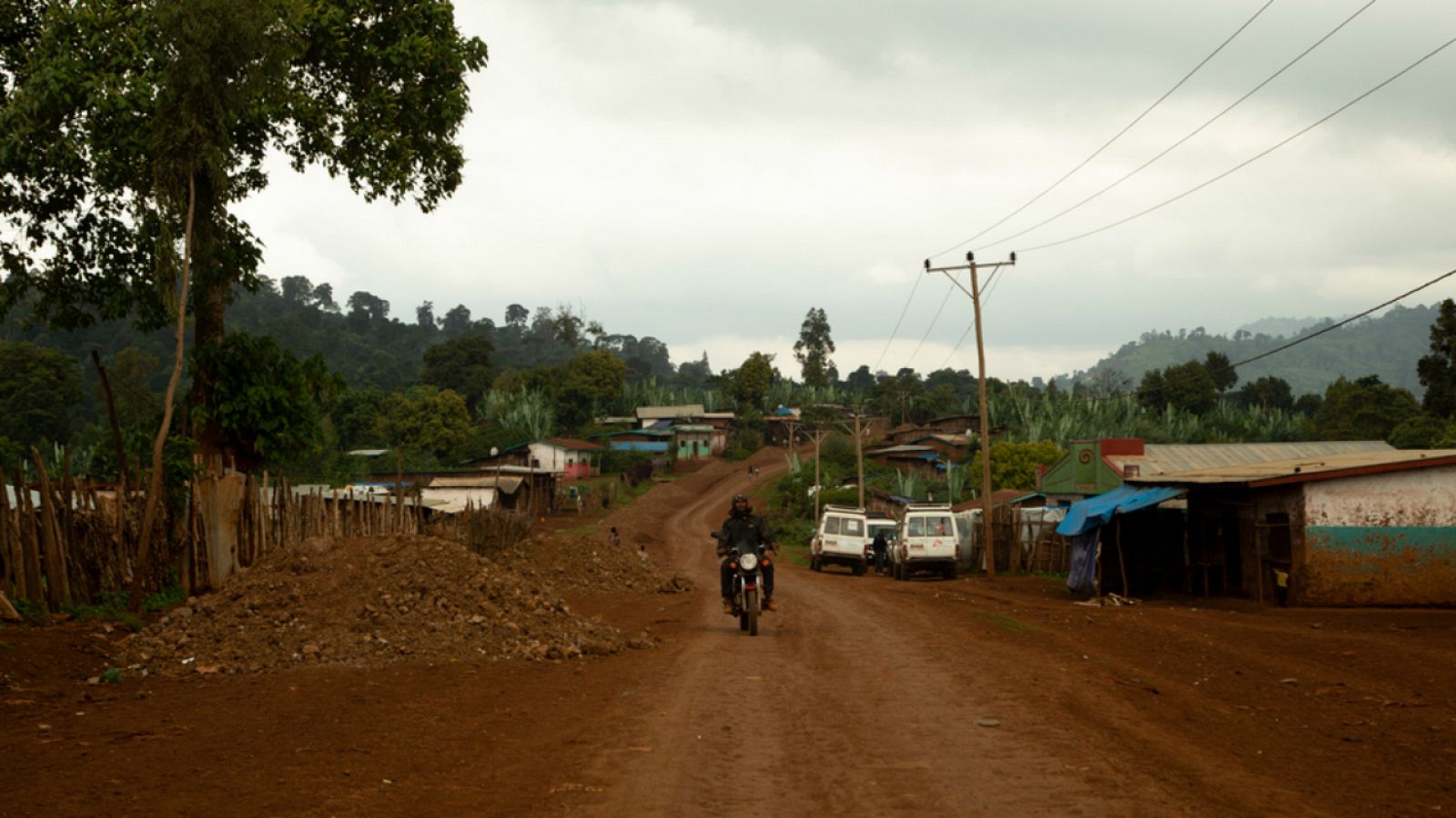 Un motociclista conduce por la ciudad de Gotiti, en la zona de Gedeo, al sur de Etiopía.
