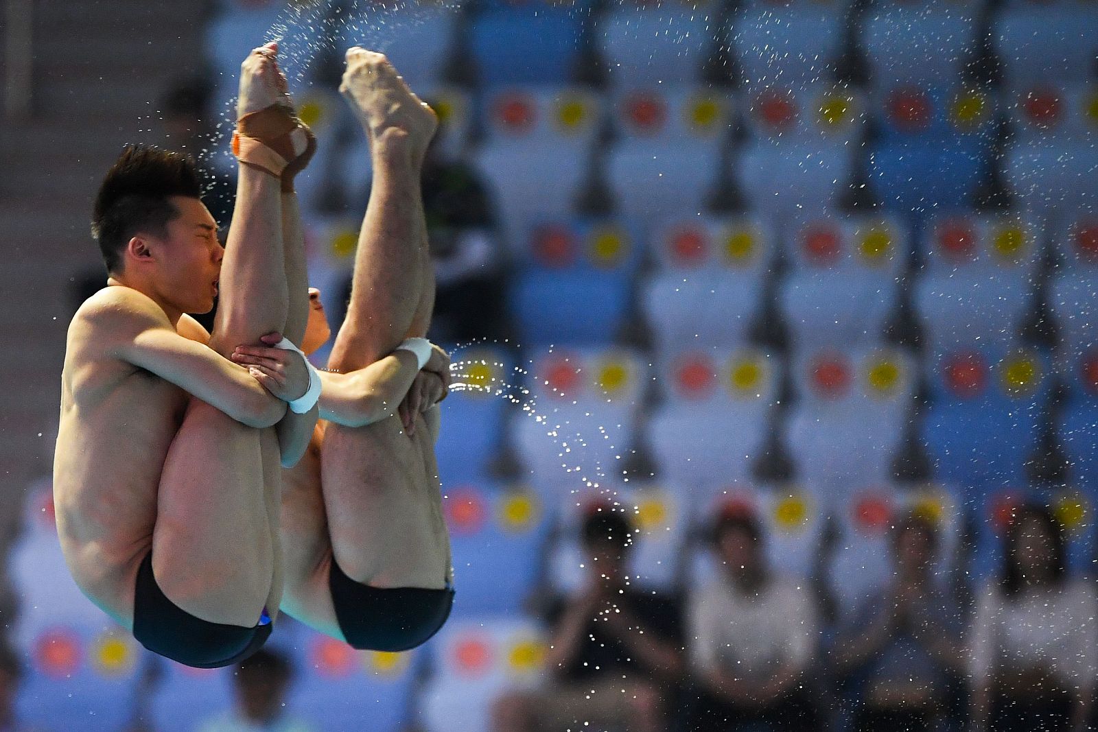 Los saltadores chinos Cao Yuan y Chen Aisen en el Mundial de Gwangju