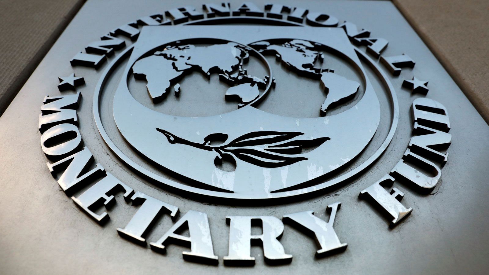 El logo del FMI en la sede del organismo en Washington
