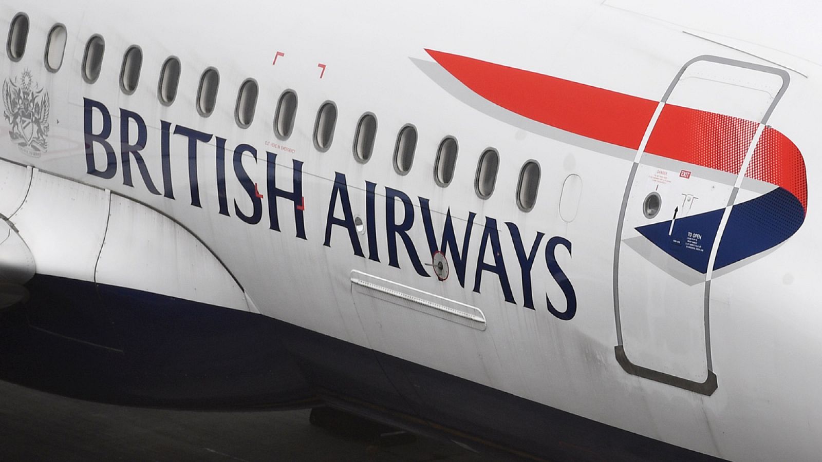 Un avión de British Airways en el aeropuerto londinense de Heathrow