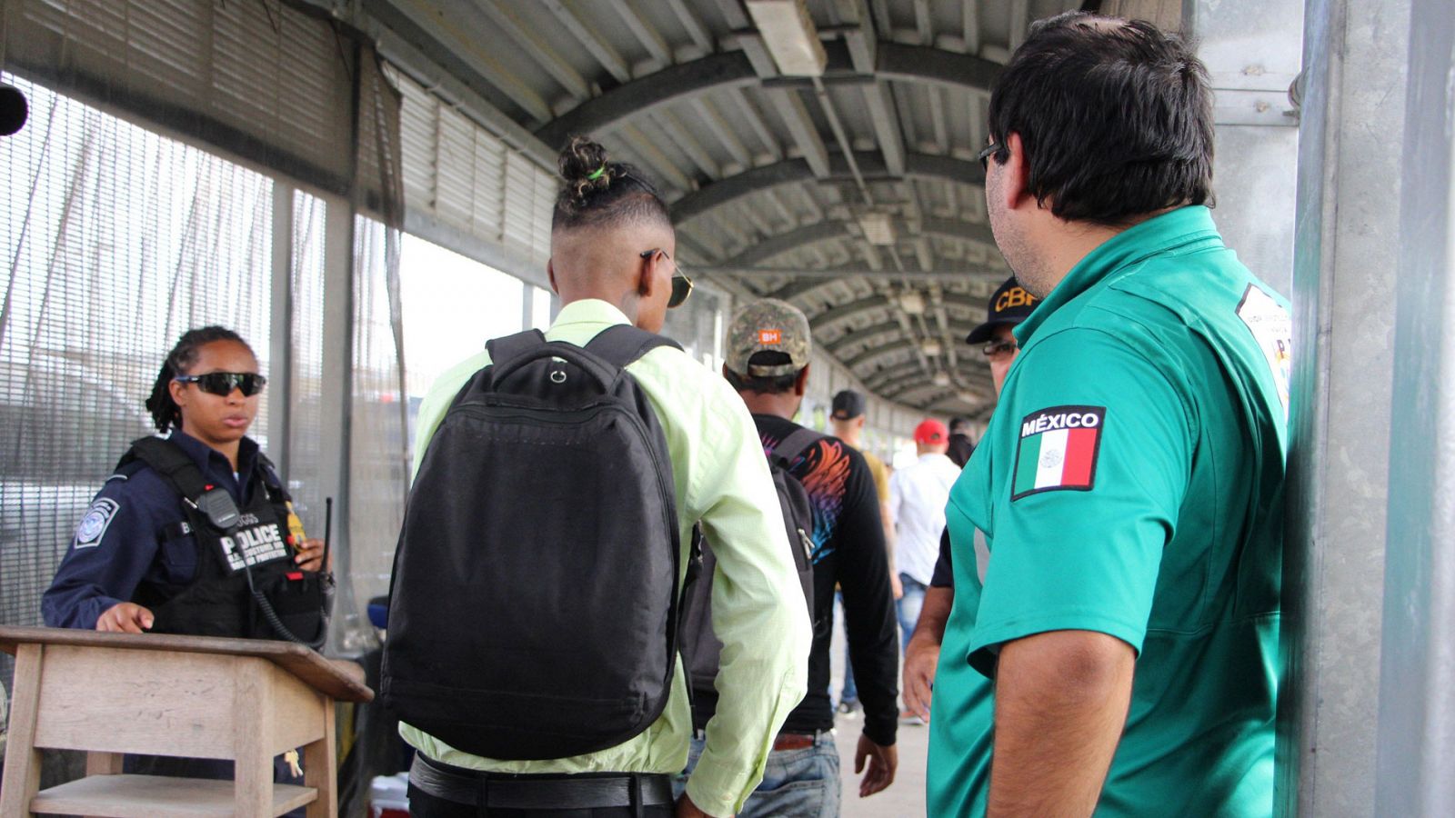 Autoridades de México ponen a disposición de sus contrapartes estadounidenses a un grupo de migrantes centroamericanos en Matamoros