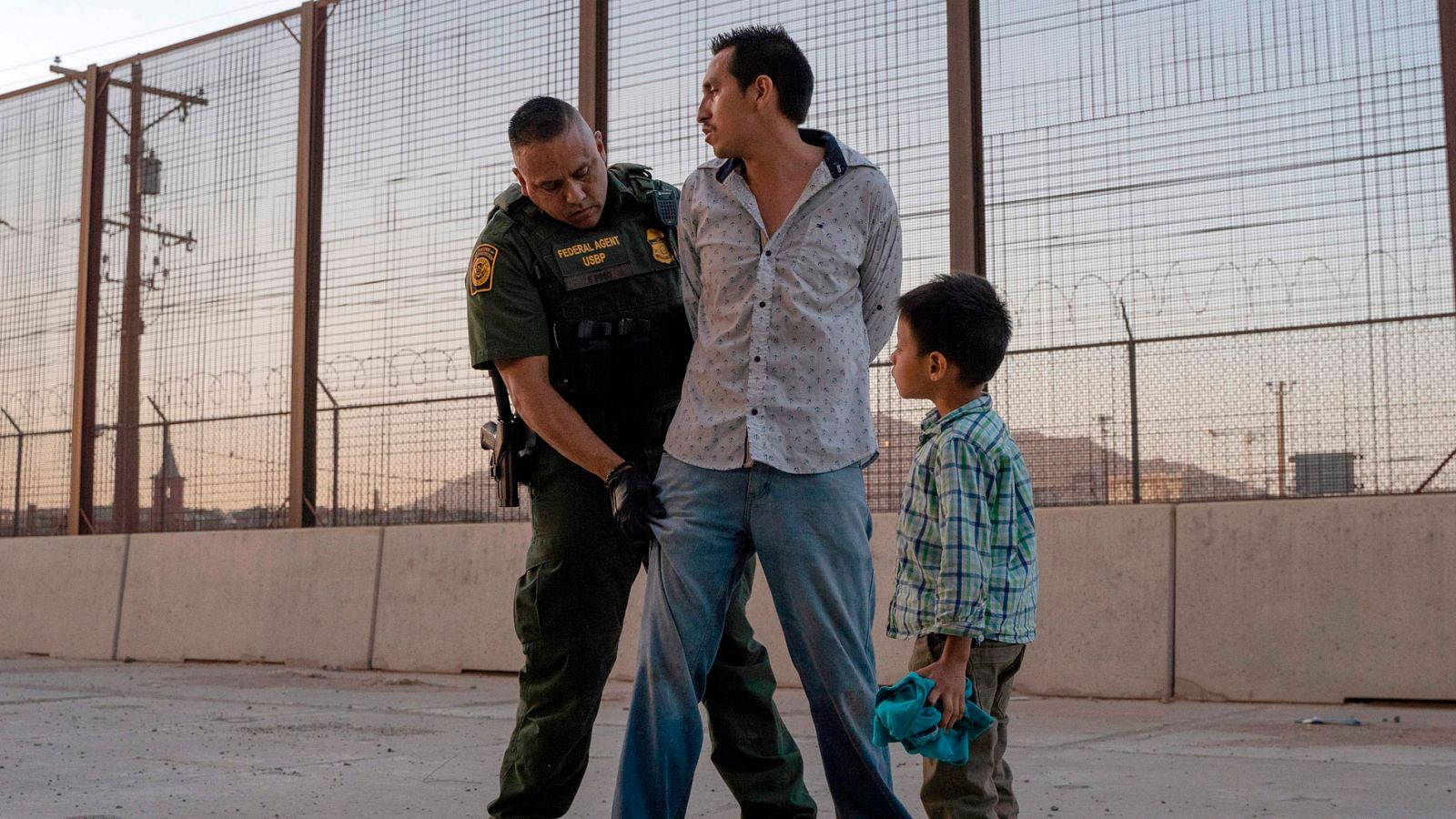 Un hombre y su hijo son retenidos por un agente en el puesto de control de El Paso, Texas