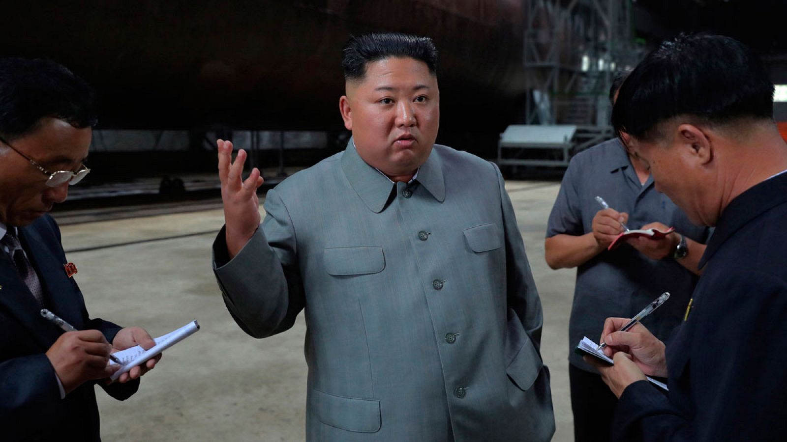 Foto de archivo del líder norcoreano Kim Jong-un inspeccionando un submarino.