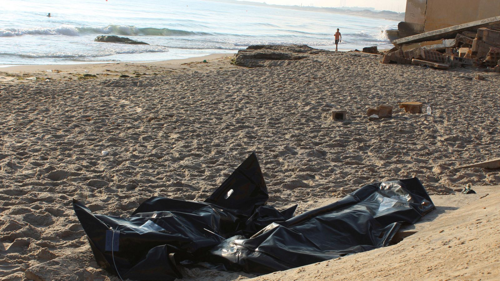Dos bolsas con los cuerpos de dos migrantes ahogados tras naufragar su embarcación frente a las costas de Libia
