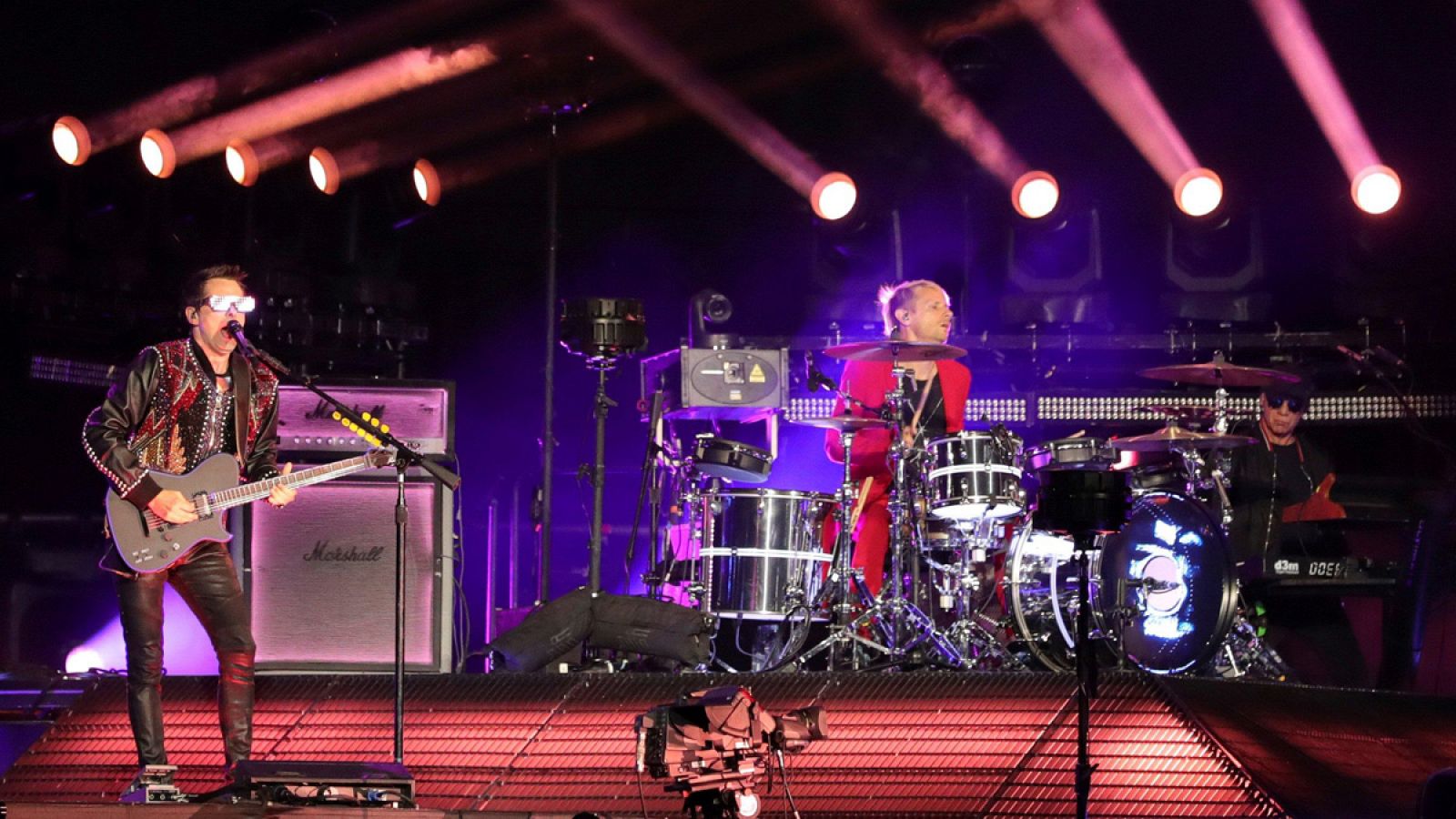 El grupo británico Muse durante el concierto que ha ofrecido en el estadio Metropolitano, en Madrid