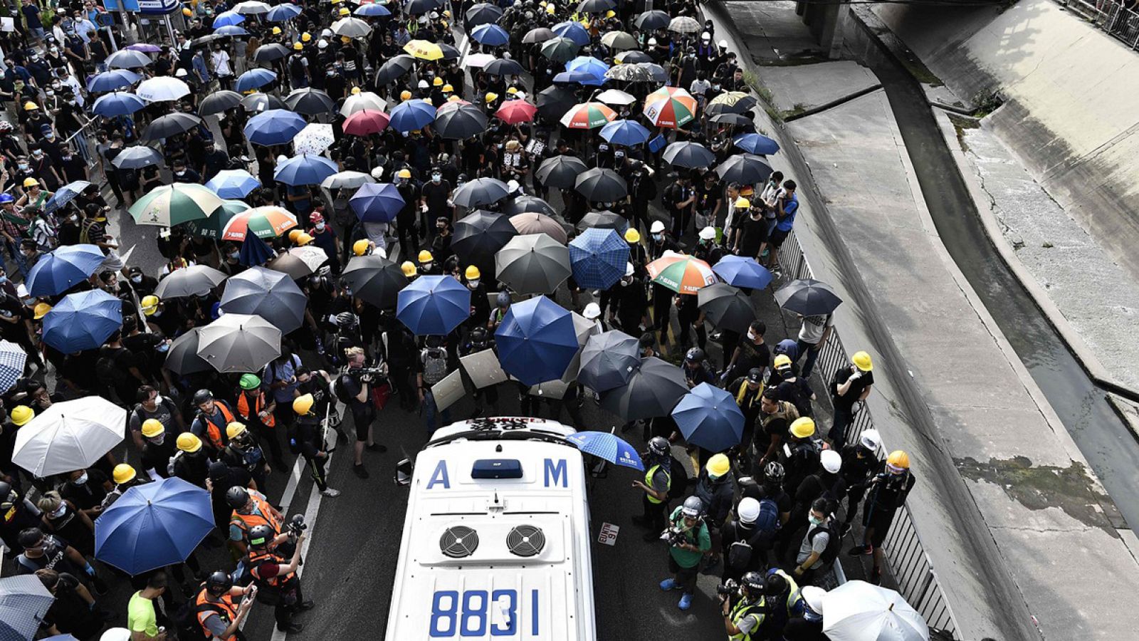 Manifestantes en la localidad de Yuen Long, en Hong Kong. Anthony WALLACE / AFP