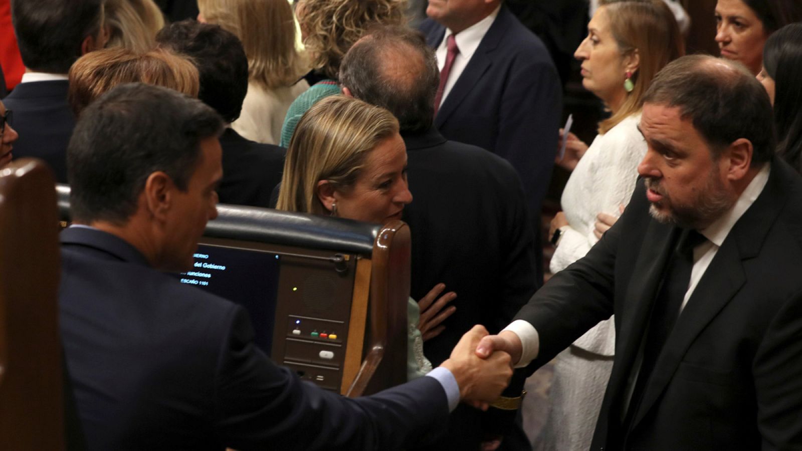 Oriol Junqueras saluda a Pedro Sánchez durante la sesión constitutiva de las Cortes Generales de la XIII Legislatura el pasado 21 de mayo
