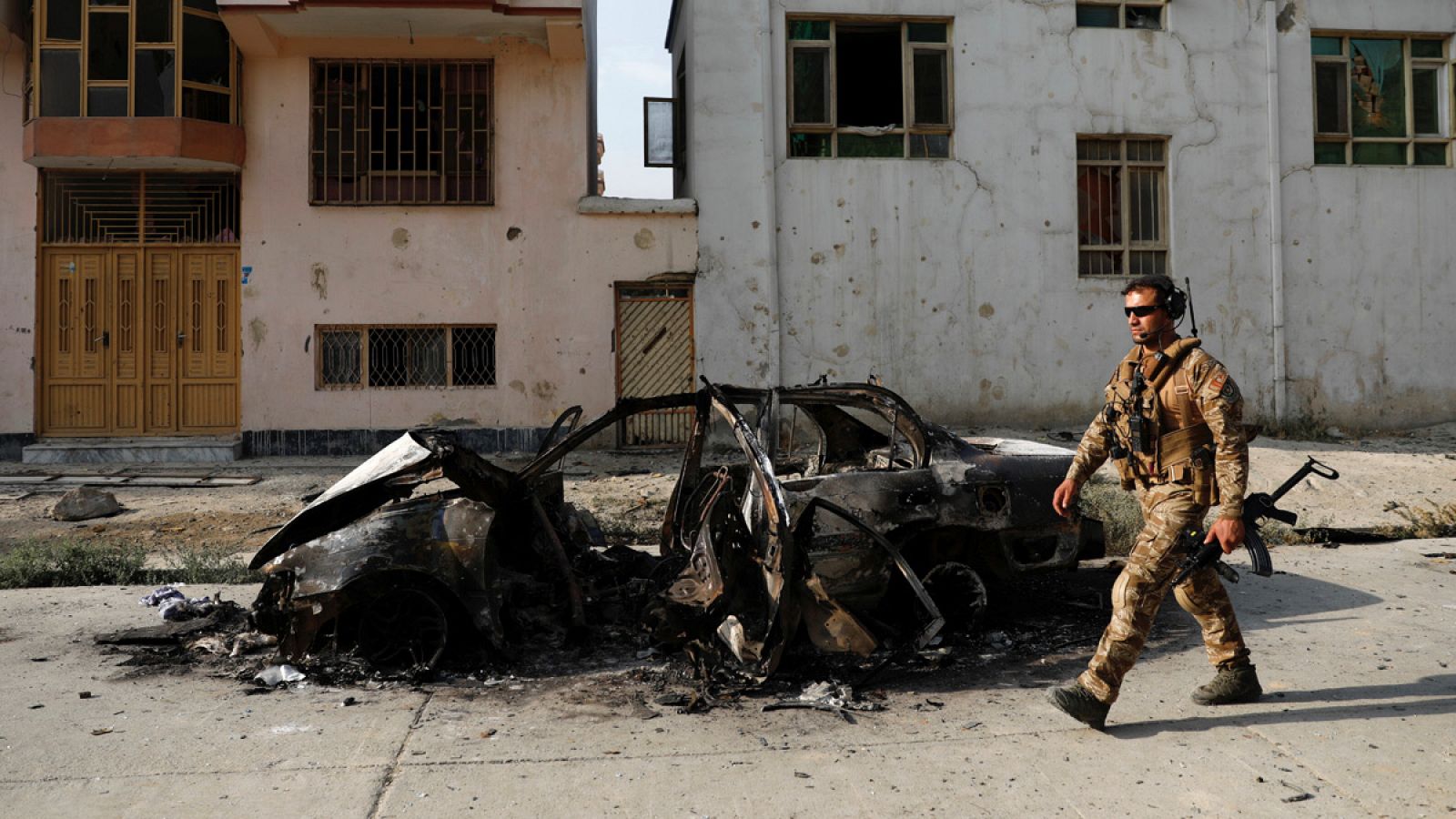 Un soldado pasa por delante del coche bomba usado en le atentado