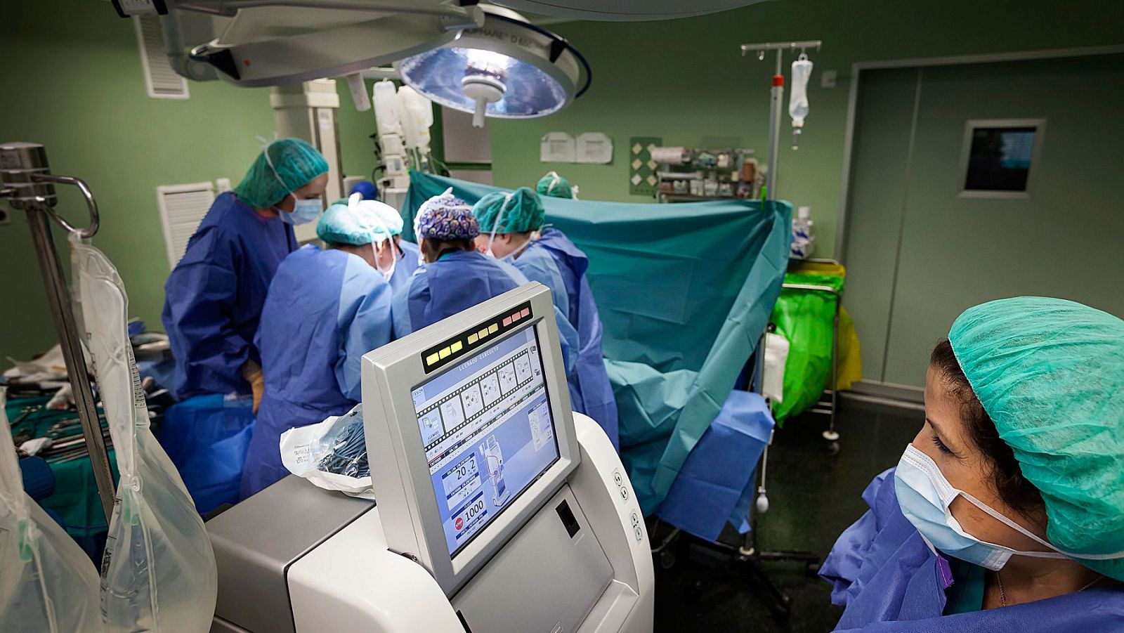 Imagen de archivo de una operación en un quirófano de un hospital en Tenerife