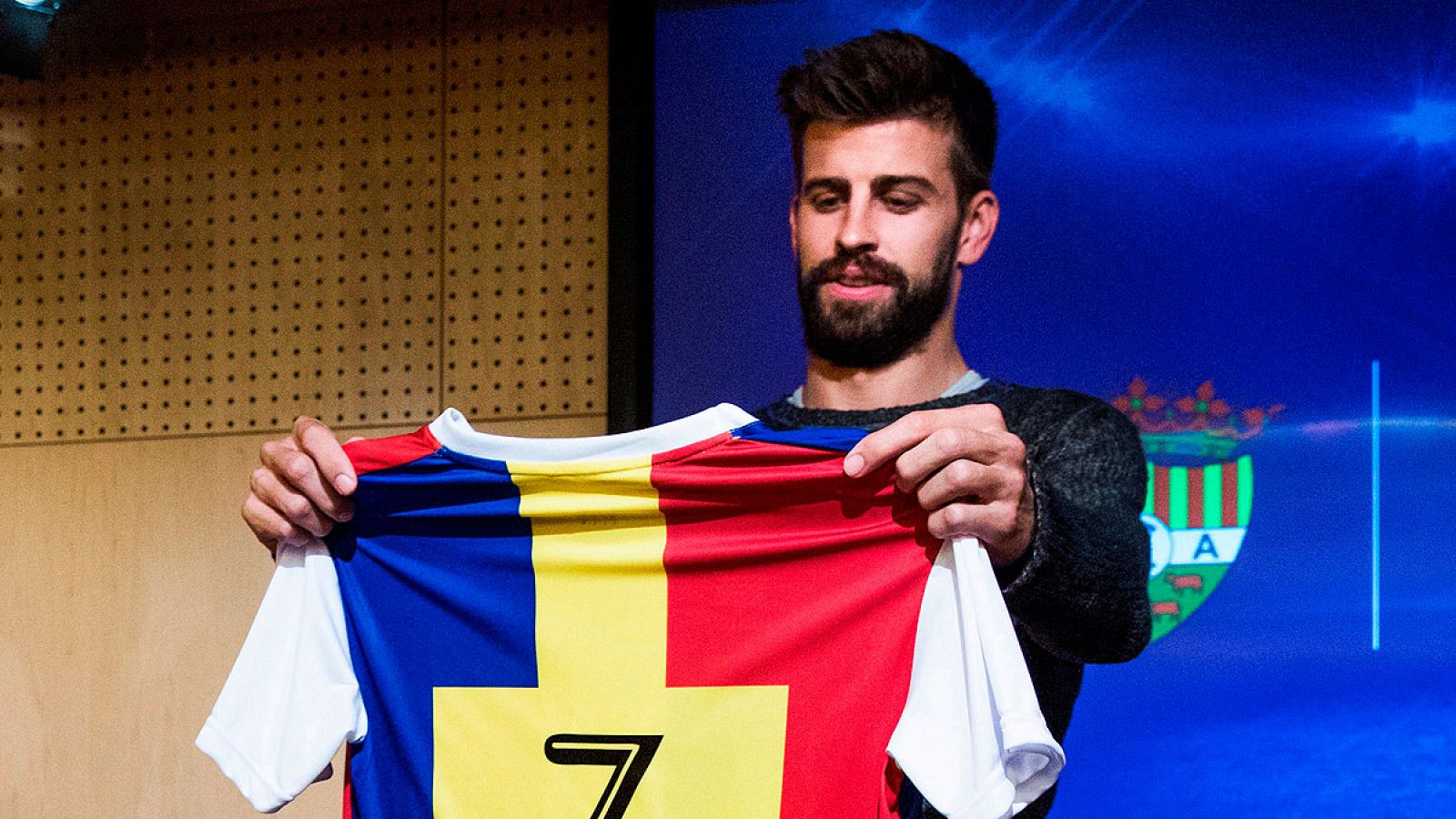 Gerard Piqué posa con una camiseta del Andorra en una imagen de archivo