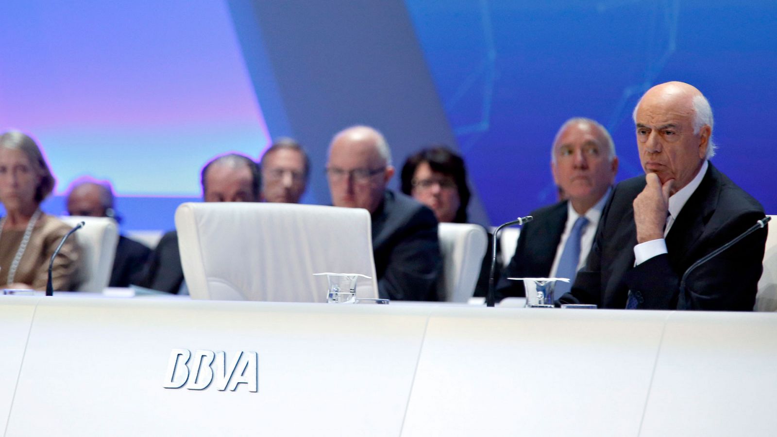 El presidente del BBVA, Francisco González, y el resto de la cúpula directiva en una junta de accionistas de 2014