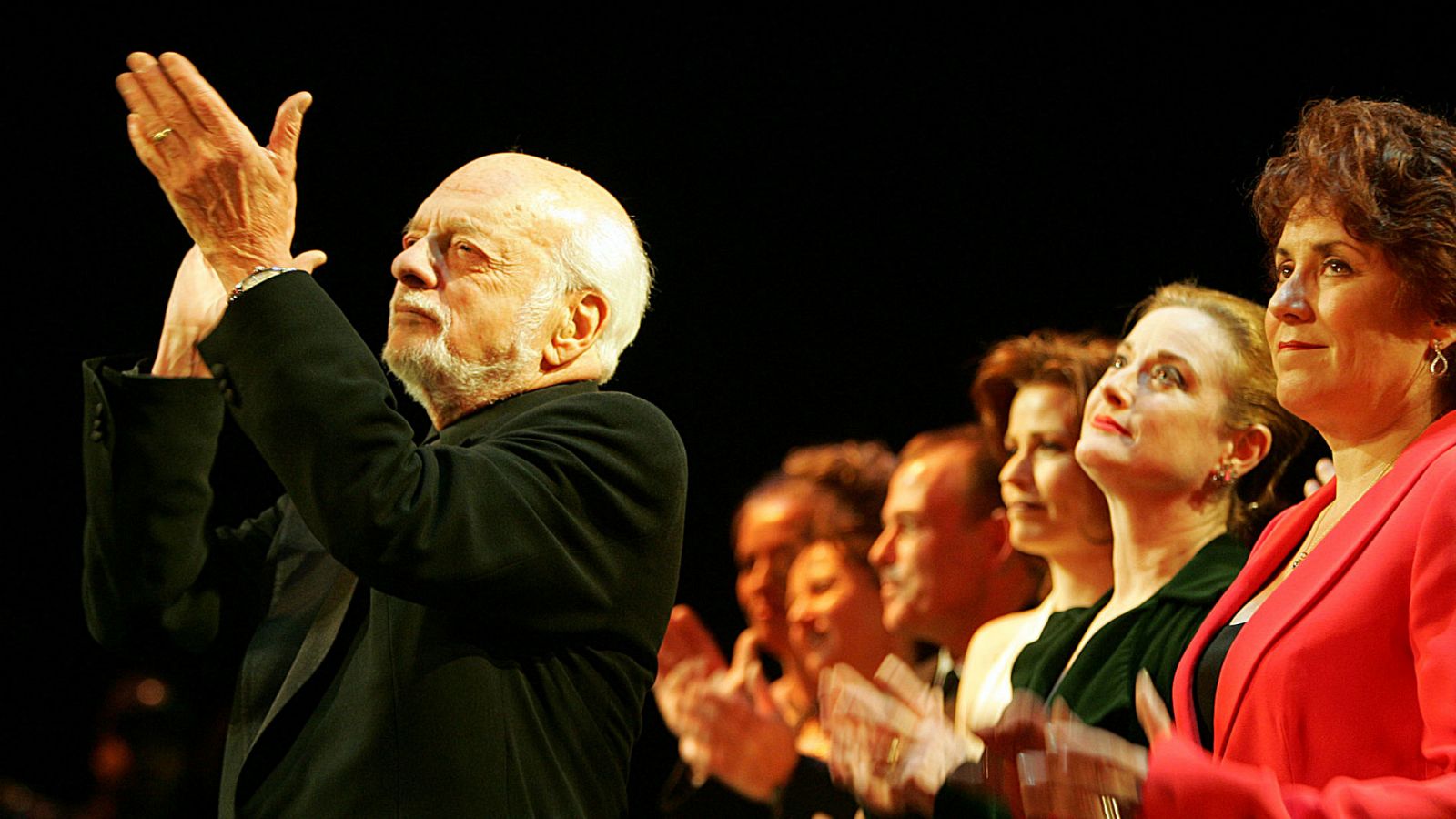 El director Harold Prince (L) aplaude durante la llamada de telón de 'The Phantom of the Opera' en la ciudad de Nueva York el 9 de enero de 2006.