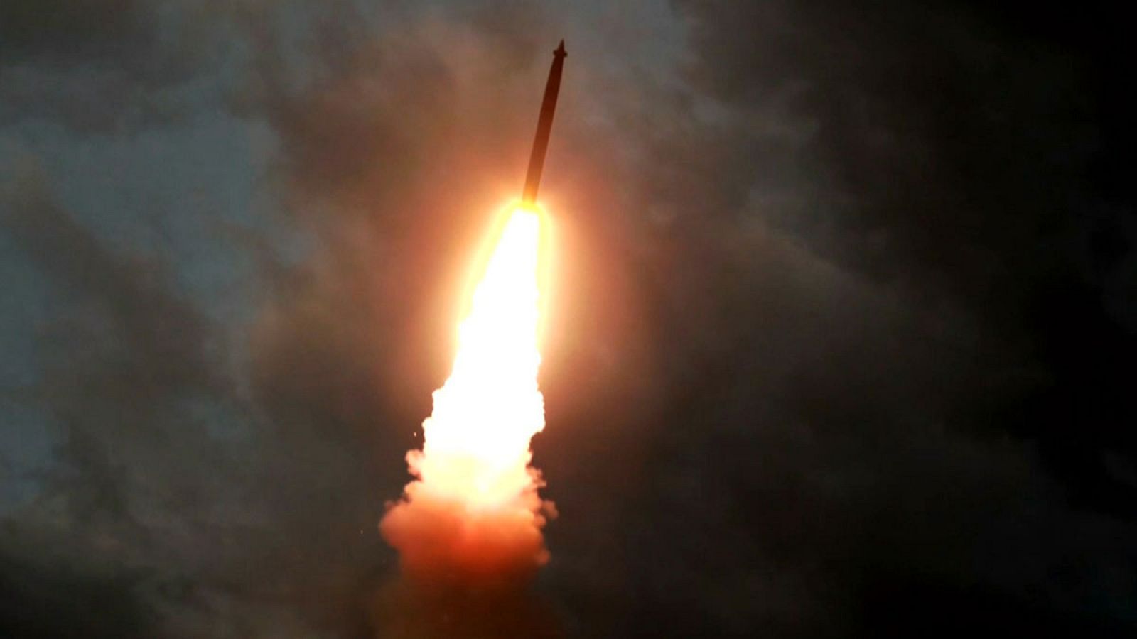 Imagen de uno de los misiles balísticos lanzados en los últimos días por el régimen norcoreano.