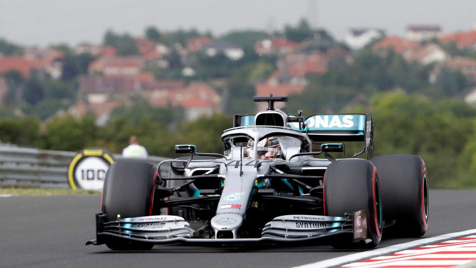 El piloto británico Lewis Hamilton (Mercedes), en el circuito de Hungaroring.