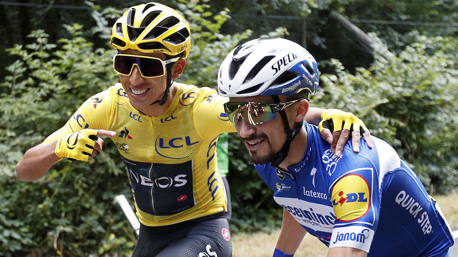 Egan Bernal (i) y Julian Alaphilippe (d) se saludan en el pasado Tour.