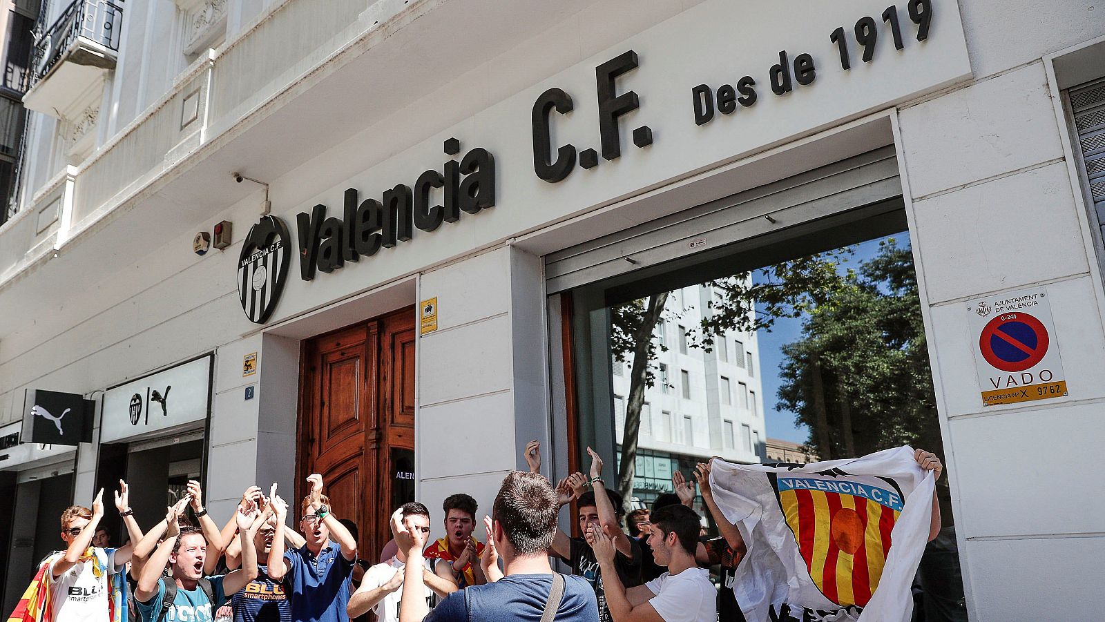 Tensa espera en Valencia a la espera de conocer el futuro de Mateu Alemany