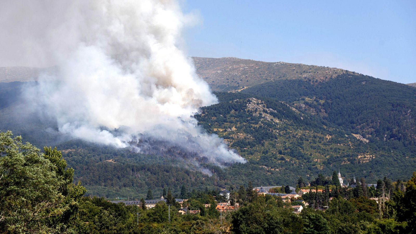 El incendio declarado en la provincia de Segovia está afectando a una zona de pinares próxima al Real Sitio de San Ildefonso-La Granja