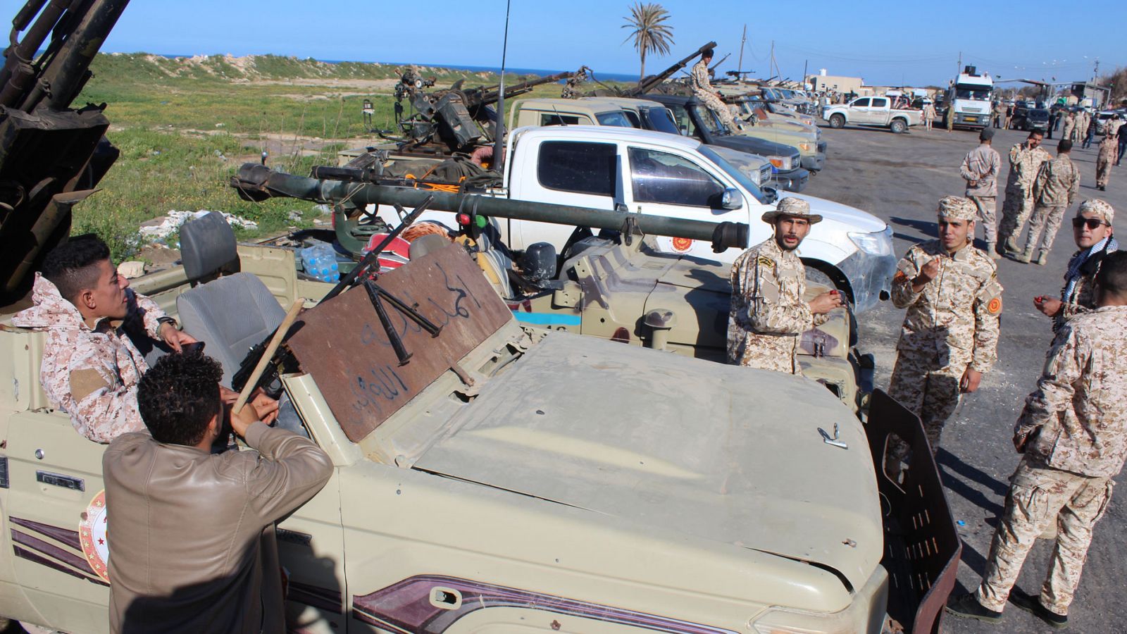 Vehículos y militares de la milicia Misrata se unen al Ejército libio en Trípoli.