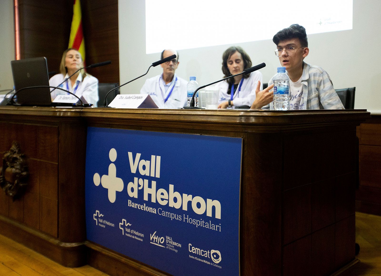 El equipo médico del Hospital Vall d'Hebron, junto al paciente durante la rueda de prensa